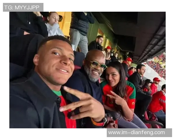 姆巴佩身穿阿什拉夫球衣观战非洲杯摩洛哥对阵马里引发热议